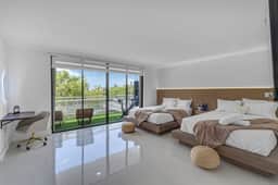 2200sqft Waterfront Luxe Condo  Close to beach