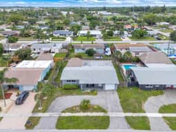 Cozy Newly Renovated Home Near Beach Tiki Hut