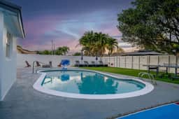 Fun Miami Pool Home  Pickable, Firepit, Pingpong