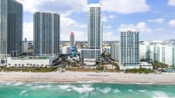 Ventur Beachfront Luxe Condo | Lyfe Beach Resort
