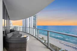 Ventur Beachfront Luxe Condo | Lyfe Beach Resort