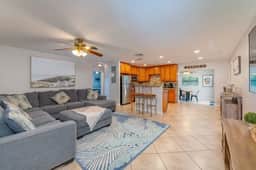 Ventur Tropical w  Hot Tub  Close to Beach