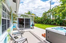 Ventur Tropical w  Hot Tub  Close to Beach