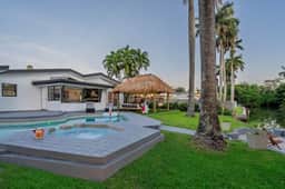 Waterfront House  Arcades, Tiki & Firepit, Golf