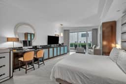 Sorrento Tower Superior Suite - Image 4