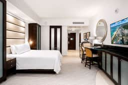 Fontainebleau Miami Resort - Image 4