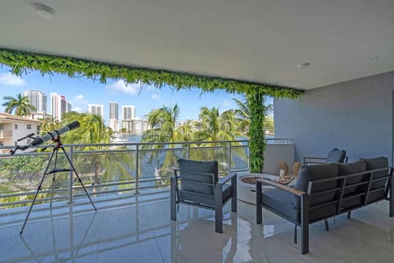 2200sqft Waterfront Luxe Condo  Close to beach