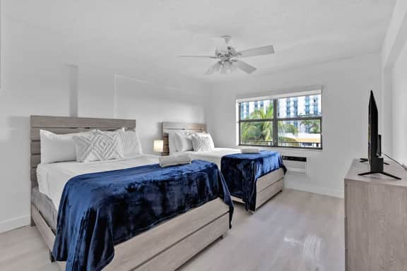 Beachfront Apt w/ Pool & Free Parking