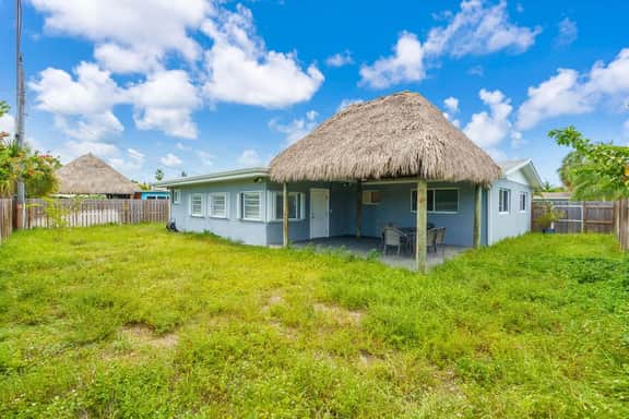 Cozy Newly Renovated Home Near Beach Tiki Hut