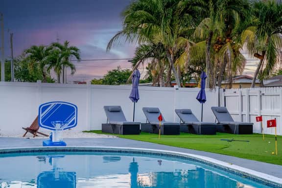 Fun Miami Pool Home  Pickable, Firepit, Pingpong