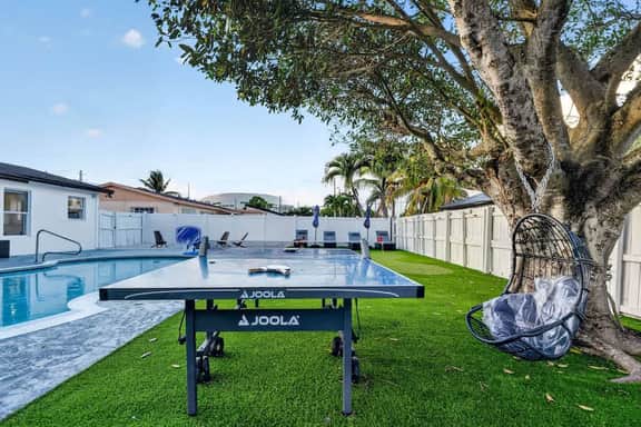 Fun Miami Pool Home  Pickable, Firepit, Pingpong