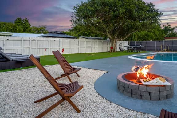 Fun Miami Pool Home  Pickable, Firepit, Pingpong