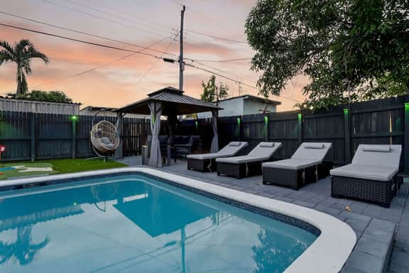 Heated Pool Home  Mini Golf & Soccer  Firepit