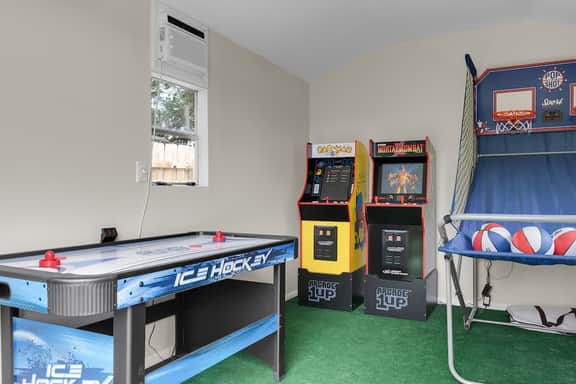 Private Heated Pool Home Arcade Games & Firepit