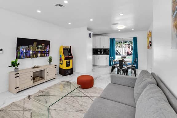 Relax & Play Hollywood Private Pool Home & Arcade