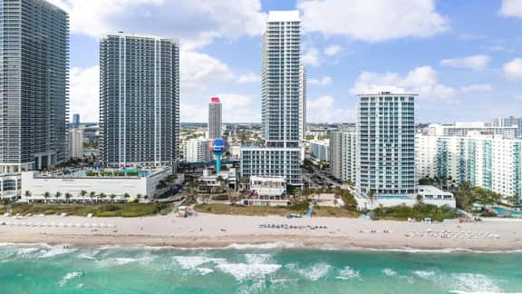 Ventur Beachfront Luxe Condo | Lyfe Beach Resort