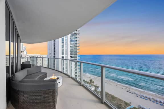 Ventur Beachfront Luxe Condo | Lyfe Beach Resort
