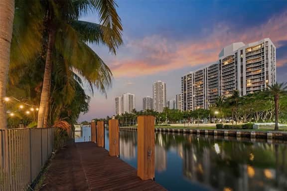 Ventur Heaven | Waterfront Luxurious 2-Story Villa