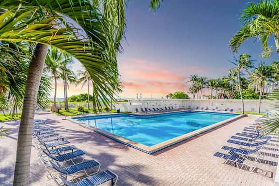 Ventur Loft 2-Story Beachfront  Scenic Views