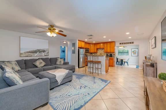 Ventur Tropical w  Hot Tub  Close to Beach