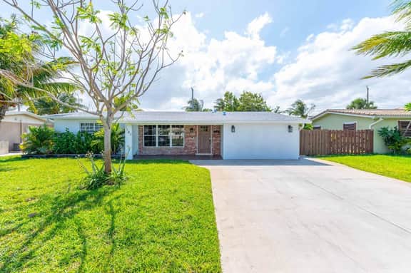 Ventur Tropical w  Hot Tub  Close to Beach