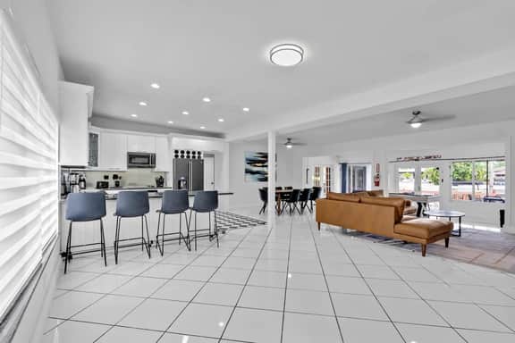 Waterfront Heated Pool Home Game & 6 min Beach