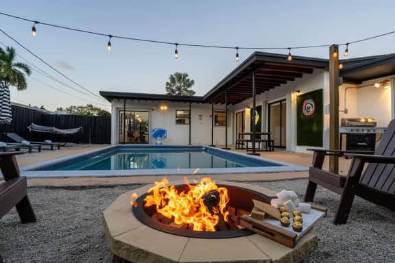 Hollywood Oasis | Heated Pool, Mini Golf & VR Room