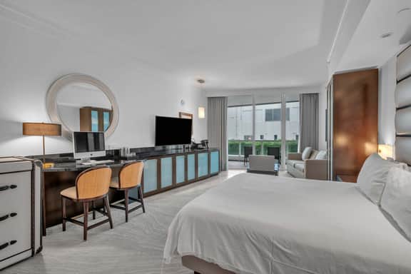 Sorrento Tower Superior Suite - Image 4