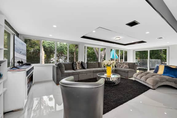 Jungle by the Sea Luxury 5BR & 1LR Villa - Image 3