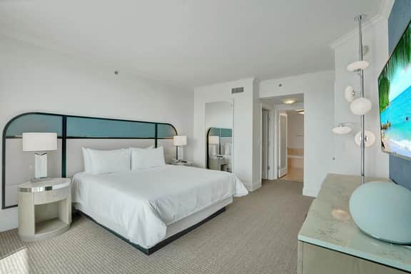 Bay View 1BR | Full Kitchen, W/D & 2 Baths - Image 4