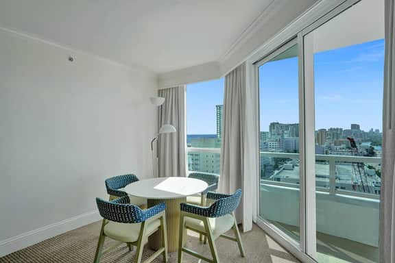 Bay View 1BR | Full Kitchen, W/D & 2 Baths - Image 5