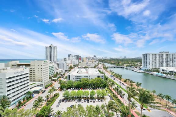 Bay View 1BR | Full Kitchen, W/D & 2 Baths - Image 3