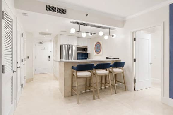 Fontainebleau | 1BR Ocean, Bay & Skyline View - Image 5