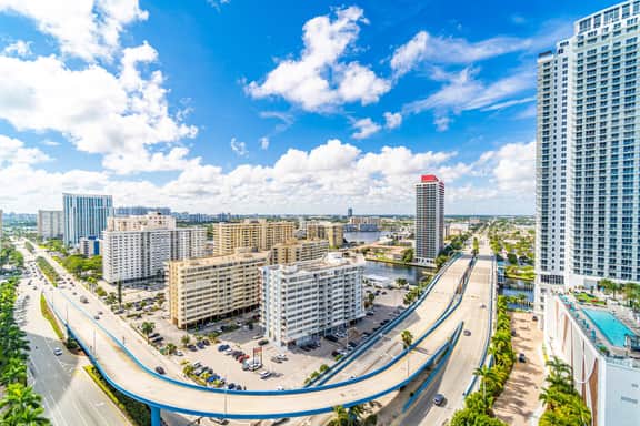 2BR Ocean View | Balcony, Pool, Gym & Beach Access - Image 2