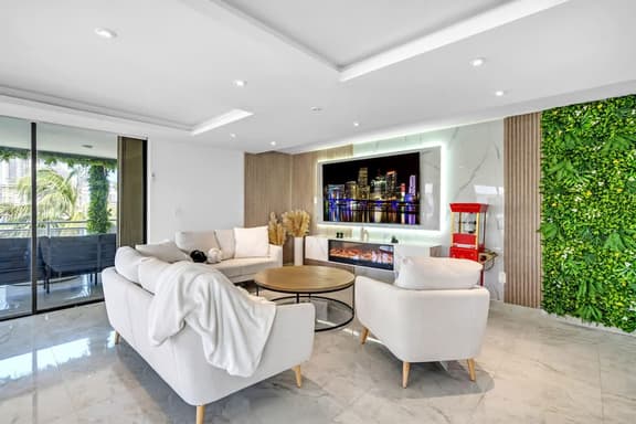 2200sqft Waterfront Luxe Condo  Close to beach