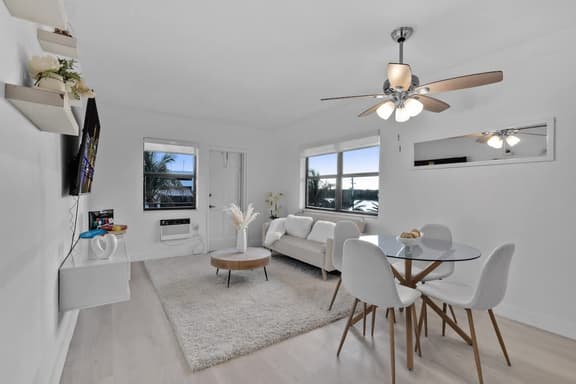 Beachfront Apt w/ Pool & Free Parking