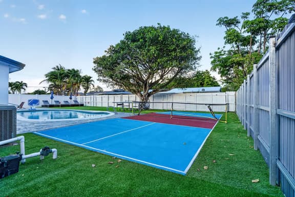 Fun Miami Pool Home  Pickable, Firepit, Pingpong