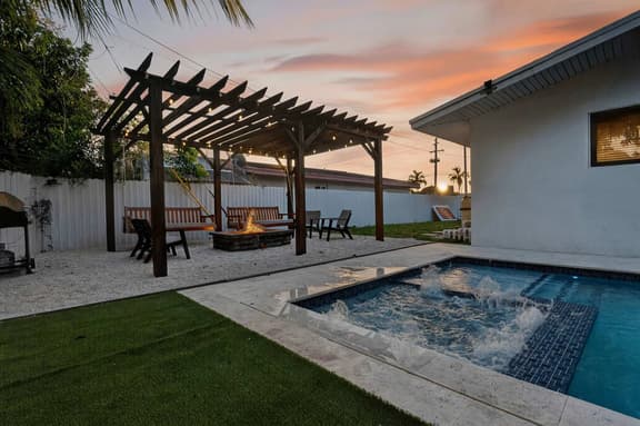 Miami Heated Pool Home Villa  15 min to Beach & Aventura