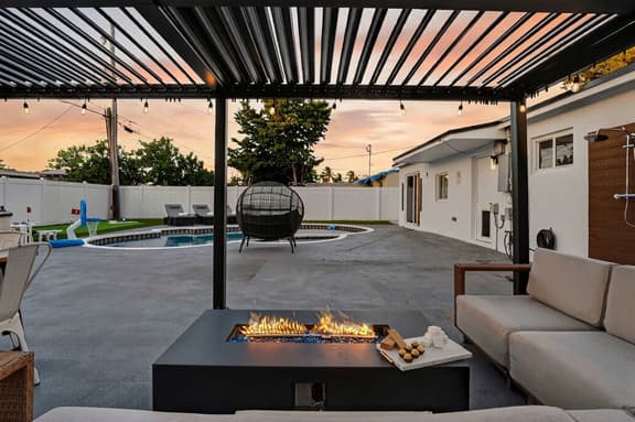 Private Pool, Giant Chess, Golf, Games  by Ventur