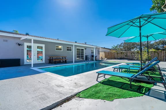 Relax & Play Hollywood Private Pool Home & Arcade