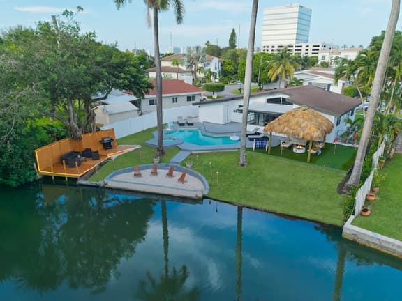 Waterfront House  Arcades, Tiki & Firepit, Golf