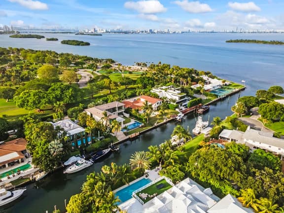 Luxurious Miami Waterfront Gateaway  A Location